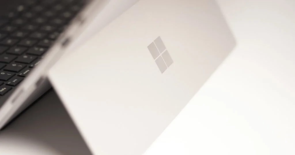 ノートパソコンのMicrosoftロゴ
